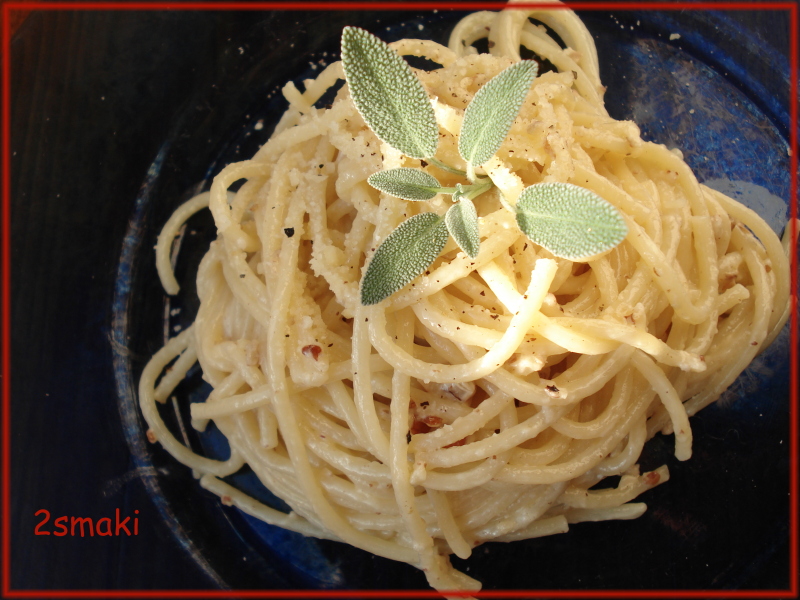 Spaghetti z sosem serowo-orzechowym