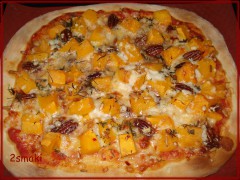 Pizza z dynią pieczoną, serem kozim, papryczką chili, orzechami i ziołami 4