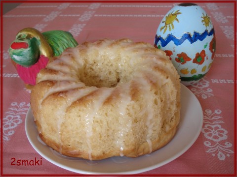 Wielkanocna babka drożdżowa o smaku cytrynowym