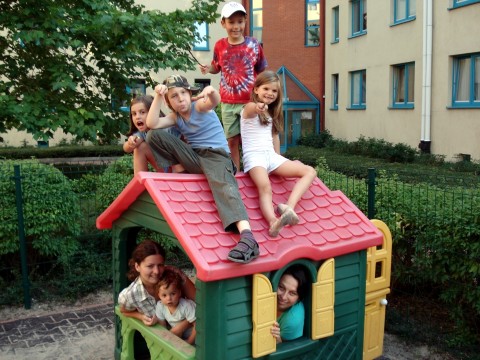 Ola i Ania z dziećmi w domku