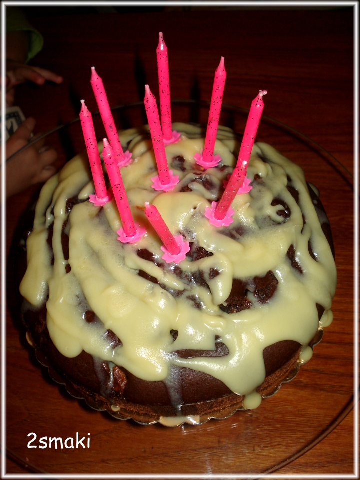 Wielka muffina czekoladowa jako tort urodzinowy Klary