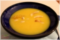 Pomarańczowo-kokosowa zupa z dyni z migdałami