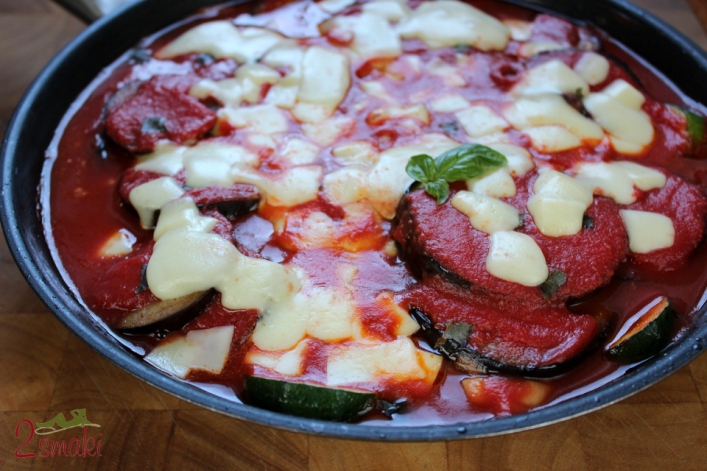 Bakłażan i cukinia w sosie pomidorowym z mozzarellą