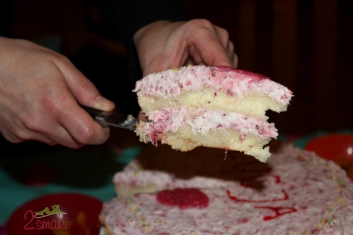 Tort waniliowy z masą truskawkową 000