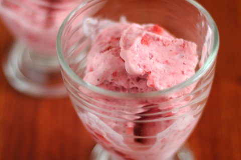 Błyskawiczne lody truskawkowo-jogurtowe w pucharkach