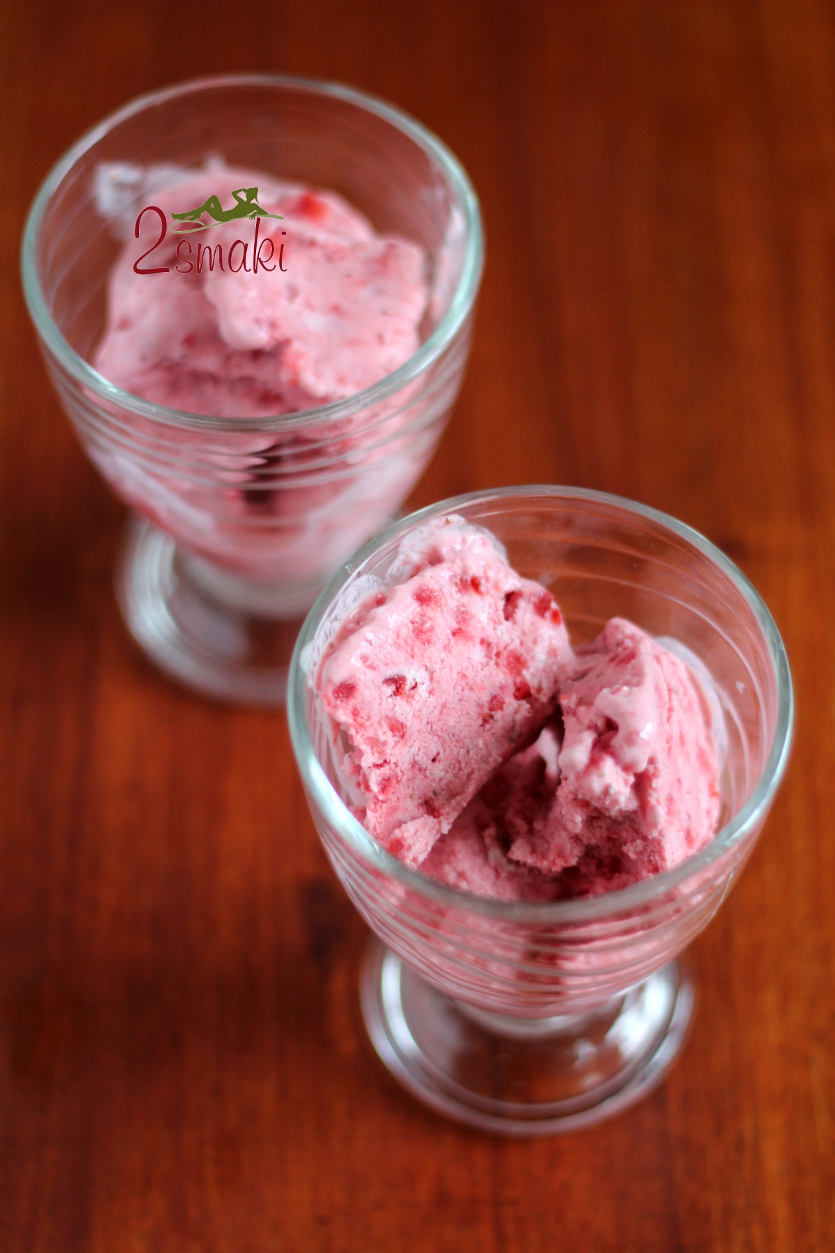 Błyskawiczne lody truskawkowo-jogurtowe w pucharkach