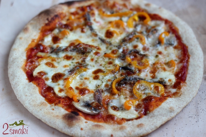 Pizza z anchois, pieczarkami, papryką i roszponką 1