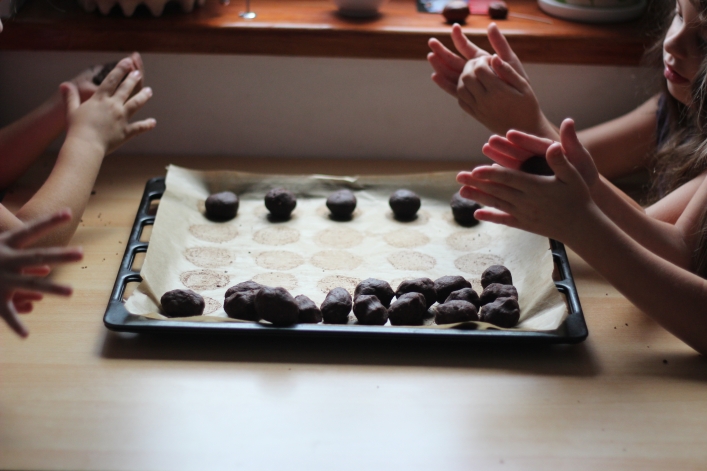 Ciastka czekoladowe z otrębami 1 - dzieci formują kulki