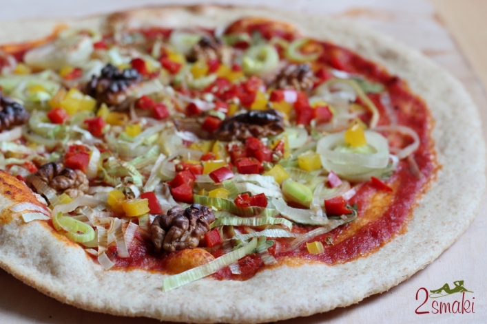 Wegańska pizza z porem, papryką i orzechami 0