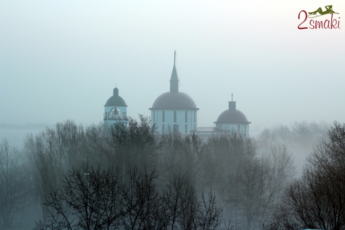 Widok z okna - kościół wyłaniający się z mgły