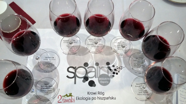 Wina hiszpańskie organiczne - kieliszki pełne