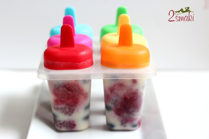 Lody jogurtowe z owocami i migdałami