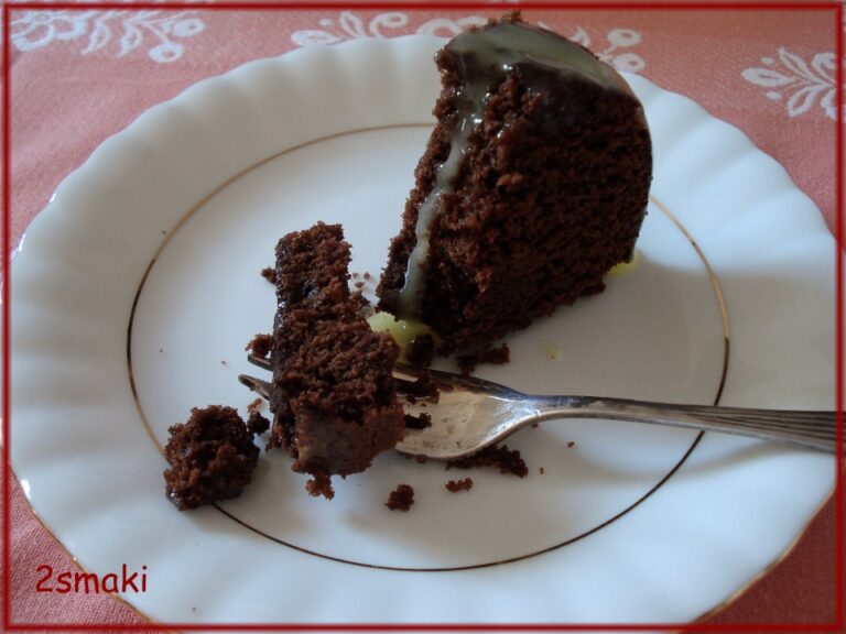 Babka czekoladowa z pyszną polewą z białej czekolady