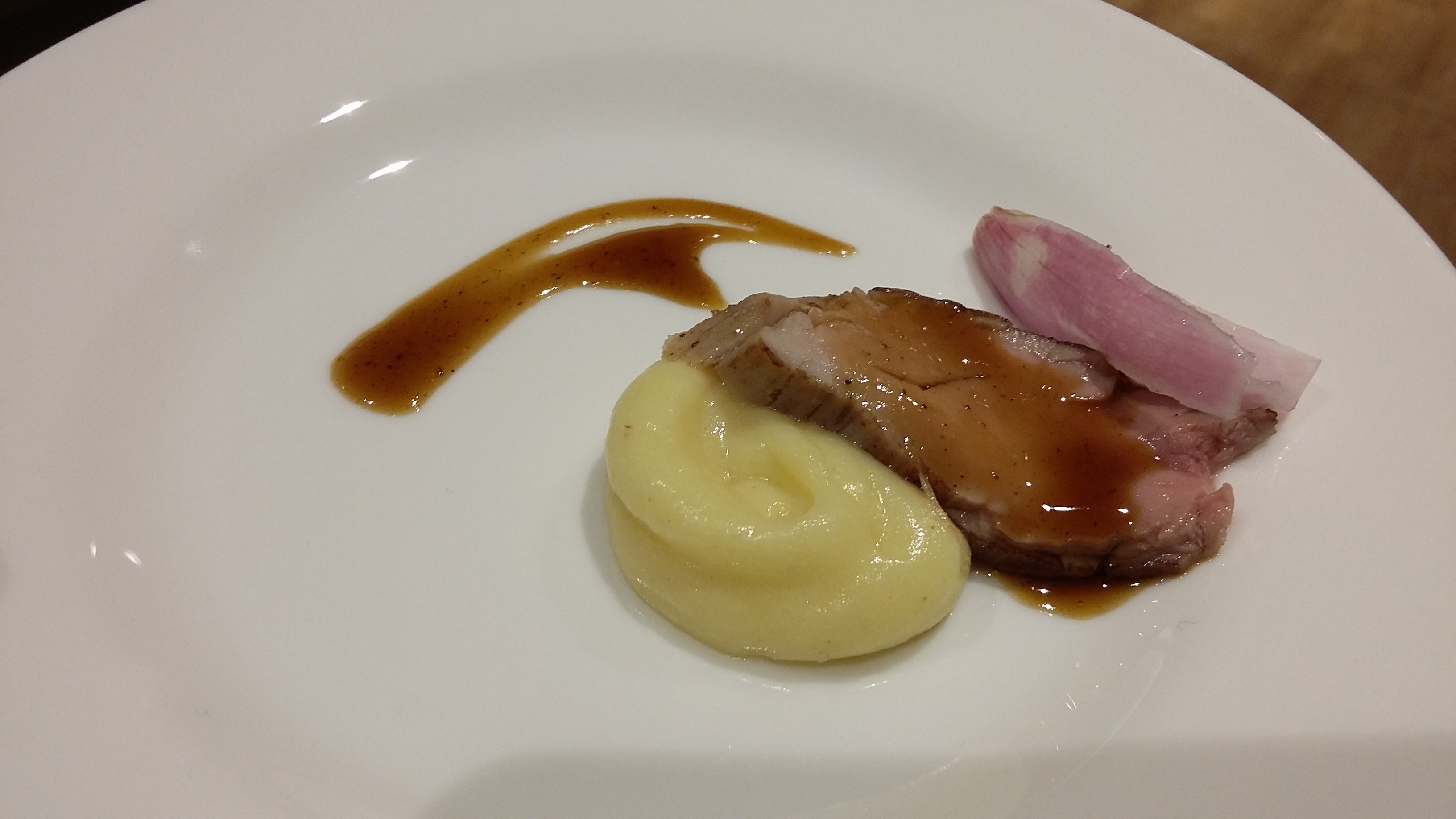 Polędwiczki wieprzowe gotowane metodą sous vide, z sosem aromatyzowanym palonym masłem, ziemniakami puree z dodatkiem masła aromatyzowanego rozmarynem oraz cebuli marynowanej z goździkami