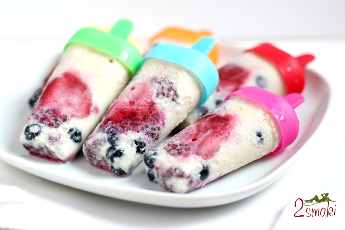 Lody jogurtowe z owocami i migdałami